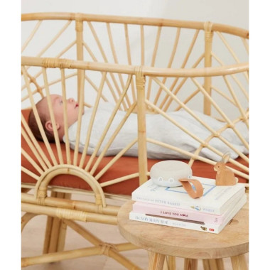 ergoPouch migdukas-naktinė lempa padėtas ant staliuko prie naujagimio