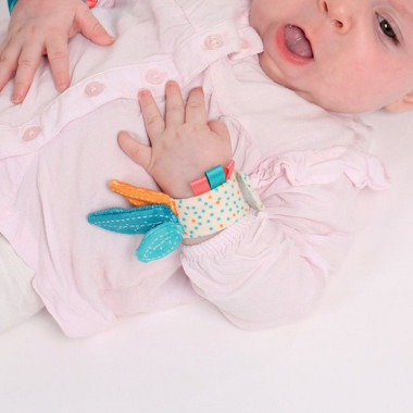 Ludi pėdų ir rankų barškučių rinkinys  ant mažylio rankytės