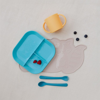 Vaikas geria prie stalo su Miniland indų rinkiniu Meškėnas (5 vnt) ant stalo, sudėti visi elementai