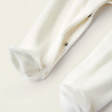 ZIPPY balti veliūriniai šliaužtinukai (0/1-18/24 mėn) iš arti, matosi pėdutės ir užsegimas