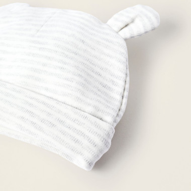 ZIPPY kepurės kūdikiams (2 vnt) iš arti, gerai matosi dryžuota su ausytėmis