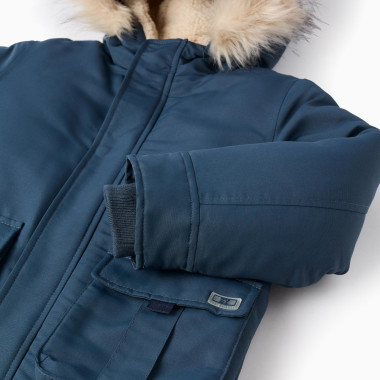 ZIPPY tamsiai mėlyna striukė berniukui (3/4-13/14 m.) iš arti, matosi rankogaliai