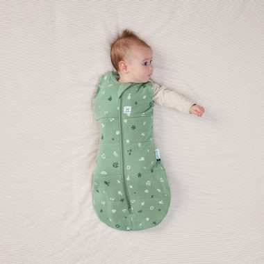 ergoPouch Swaddle miegmaišis kūdikiui 2.5TOG (3-6 mėn.) ir kūdikis iškišęs vieną ranką