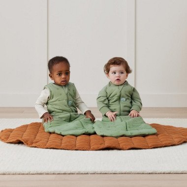 ergoPouch Swaddle miegmaišis 2.5TOG (3-12 mėn.) ir sėdintys du vaikai