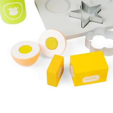 Bigjigs medinis sausainių kepimo rinkinys iš arti, matosi perskeltas kiaušinis