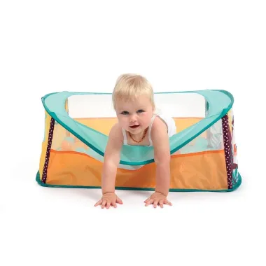 Ludi kamuoliukų baseinas Džiunglės  su vaiku pusiau išlipusiu