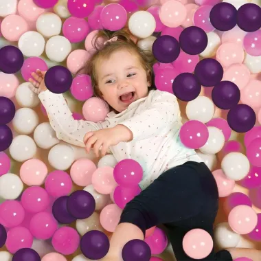 Ludi spalvoti kamuoliukai Rausvi, 60 vnt. ir gulinti mergaitė