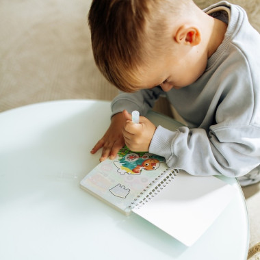 Dodo spalvinimo vandeniu knygutė Transportas ir šalia spalvinantis vaikas