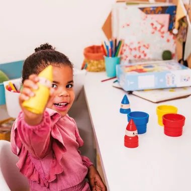 Loginis žaidimas Gnome Sweet Gnome ir žaidžianti mergaitė