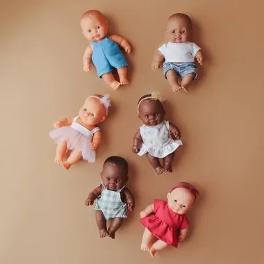 Miniland lėlė berniukas mėlynu kombinezonu (21 cm.) ir kitos serijos lėlytės