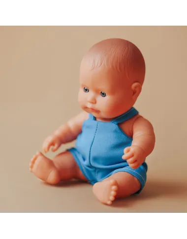 Miniland lėlė berniukas mėlynu kombinezonu (21 cm.) Miniland lėlė berniukas mėlynu kombinezonu (21 cm.)