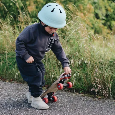 Brūna bērnu ķivere drošai brīvā laika pavadīšanai - Lapute.lt