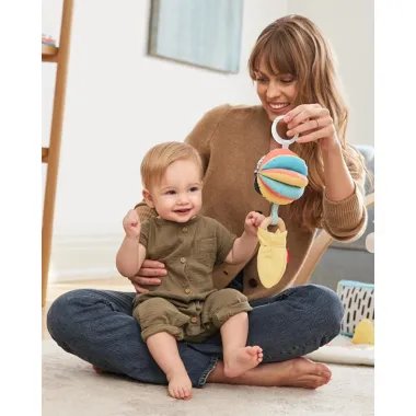 Skip Hop veiklos žaislas kūdikiams ir žaidžianti mama su kūdikiu