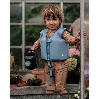 Mėlyna plaukimo liemenė vaikams (1-8 m.) ir stovintis vaikas