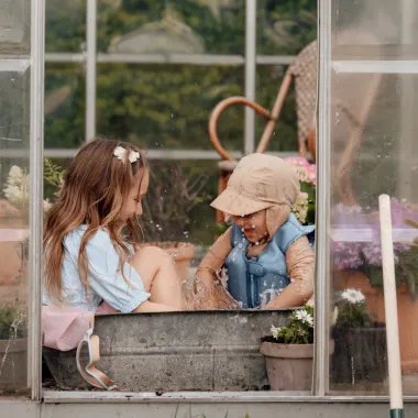 Mėlyna plaukimo liemenė vaikams (1-8 m.) ir žaidžiantys vaikai