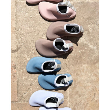 Skirtingų spalvų maudymosi tapkutės vaikams viena šalia kitos