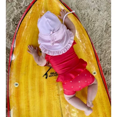 Rausva maudymosi kepurė nuo saulės UPF 50+ (0-2 m.) ir gulinti mergaitė