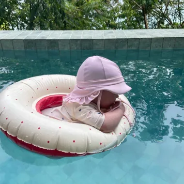 Rausva maudymosi kepurė nuo saulės UPF 50+ (0-2 m.) ir mergaitė