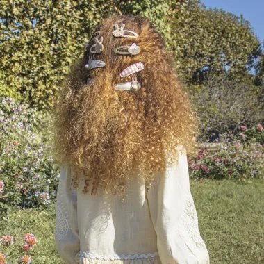 Plaukų segtukai Zuikučiai (2 vnt.) ir mergaitė garbanotais plaukais