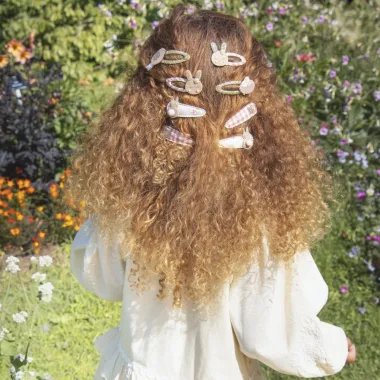 Plaukų segtukai Zuikučiai (2 vnt.) ir mergaitė