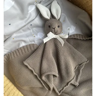 Medvilninis migdukas Zuikis ant lovytės