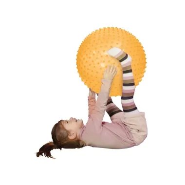 Ludi mankštos kamuolys (45 cm) ir gulinti mergaitė