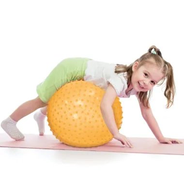 Ludi mankštos kamuolys (45 cm) ir mergaitė