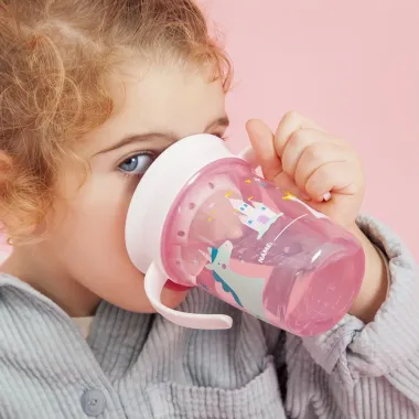 Miniland 360° mokomasis puodelis Pasaka - geriančios mergaitės vaizdas