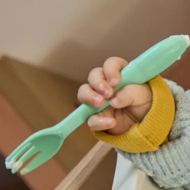 Miniland lankstūs vaikiški įrankiai - vaizdas kaip vaikas laiko šakutę