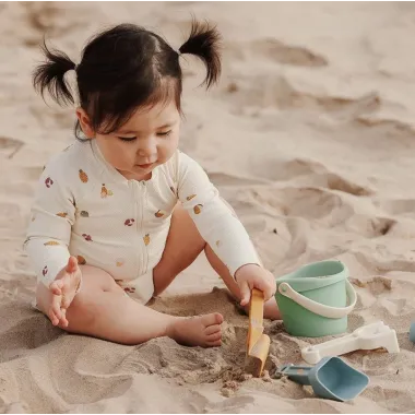 Miniland EKO pirmasis smėlio rinkinys Cool ir paplūdimyje žaidžianti mergaitė