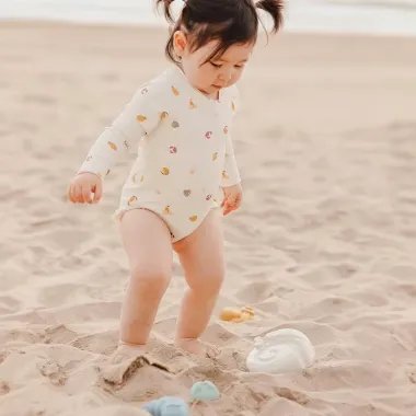 Miniland EKO smėlio formelių rinkinys Cool (4 vnt.) ir žaidžianti mergaitė paplūdimyje