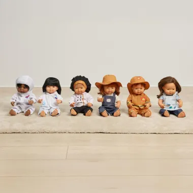 Miniland gaisrininko komplektas lėlei (38 cm) ir kitomis profesijomis perrengtos susodintos lėlės