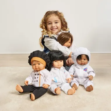 Miniland astronauto komplektas lėlei (38 cm) ir laiminga mergaitė apsikabinusi vieną iš lėlių