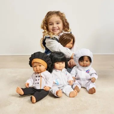 Miniland virėjo komplektas lėlei (38 cm) ir laiminga mergaitė apsikabinusi vieną iš lėlių