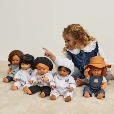 Miniland virėjo komplektas lėlei (38 cm) ir su lėlėmis žaidžianti mergaitė