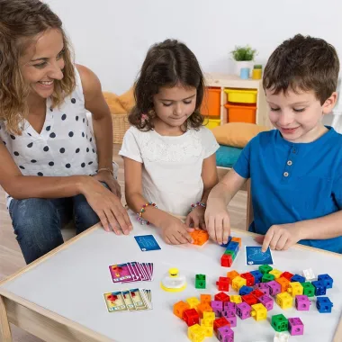 Miniland stalo žaidimas Clickies - žaidžiančio mergaitė, berniuko ir mamos vaizdas