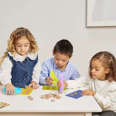 Miniland stalo žaidimas Catch the bug ir žaidžiantys vaikai