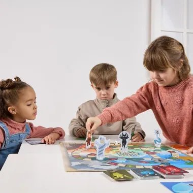 Miniland stalo žaidimas Pabėgimas iš Monstrolandijos ir žaidžiančių vaikų prie stalo vaizdas