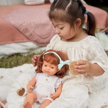 Miniland 3 rūbų komplektai lėlei (38 cm) ir su aprengta lėlyte žaidžianti mergaitė