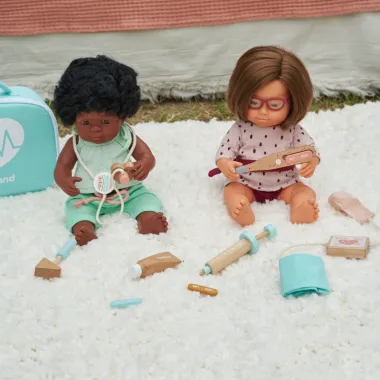 Miniland 3 rūbų komplektai lėlei (38 cm) ir dvi Miniland aprengtos lėlytės