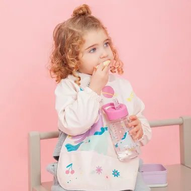 Pietų rinkinys Pasaka - gertuvę su vienaragiai laikanti mergaitė