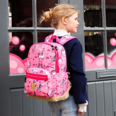 Pick & Pack kuprinė pradinukams Princesės, M ir stovinti su kuprine mergaitė