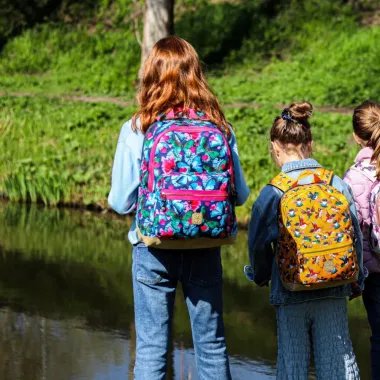 Pick & Pack mokyklinė kuprinė Drugeliai, L - mergaitės su kuprine vaizdas iš nugaros