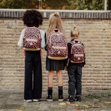 Pick & Pack mokyklinė kuprinė Wild, L - trys stovinčios mergaitės su skirtingo dydžio vaikiškomis kuprinėmis