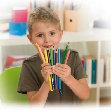 Pelikan trikampiai stori pieštukai, 12 sp. ir berniukas su pieštukais