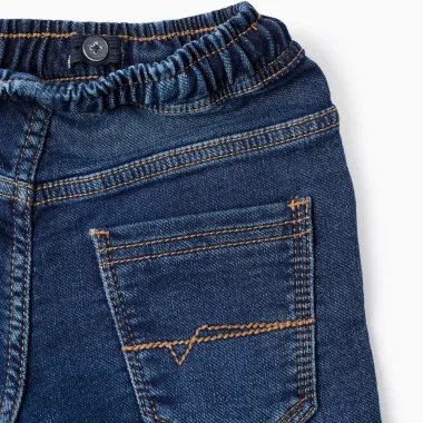 Tamsiai mėlyni džinsai berniukams (3/4-13/14 m) - galinės kišenės ir reguliuojamos juosmens su gumyte vaizdas iš arti