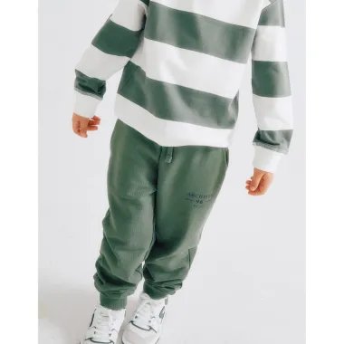 Žalios sportinės kelnės berniukams (3/4-13/14 m) - berniuko, dėvinčio žalias kelnes vaizdas