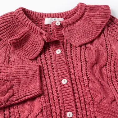 Rausvas megztukas mergaitei (6/9-24/36 mėn) - vaizdas iš arti, matosi užsegimas ir apykaklė