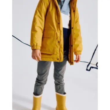 Geltona lietaus striukė (3/4-13/14 m) ant berniuko vaizdas su derančiais guminiais batais