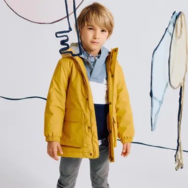 Geltona lietaus striukė (3/4-13/14 m) ir ją dėvintis berniukas